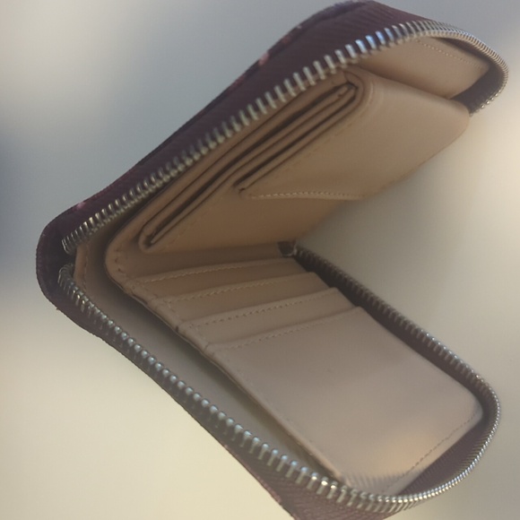 Guess zip around wallet - Picture 2 of 3